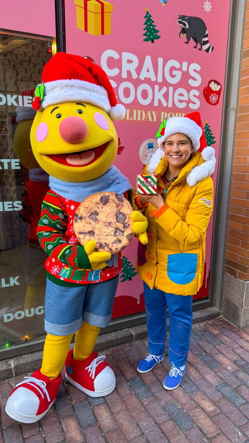 What’s your favorite Christmas cookie? 😋🍪

We got to try the holiday cookies from @craigscookies in between appearances at the Distillery Winter Village this season! Milk and cookies, milk and cookies, leave them by the Christmas tree! 🎄

#milkandcookies #craigscookies #distillerywintervillage #supersimplechristmas