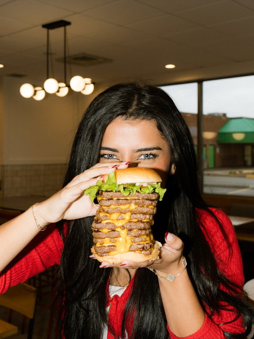 How long is it taking you to finish this burger?

📸 @studio.kair 
🍔 @gal.qal