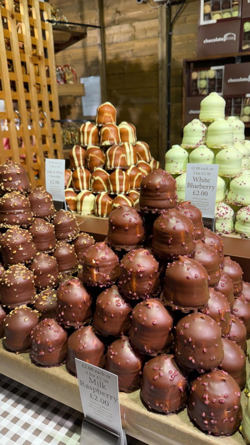 LEEDS CHRISTMAS MARKETS ARE BACK 🎄✨🧇

📍 Leeds city centre 
🗓️ Friday 21st November to Sunday 21st December 

#leeds #leedschristmas #christmasmarket