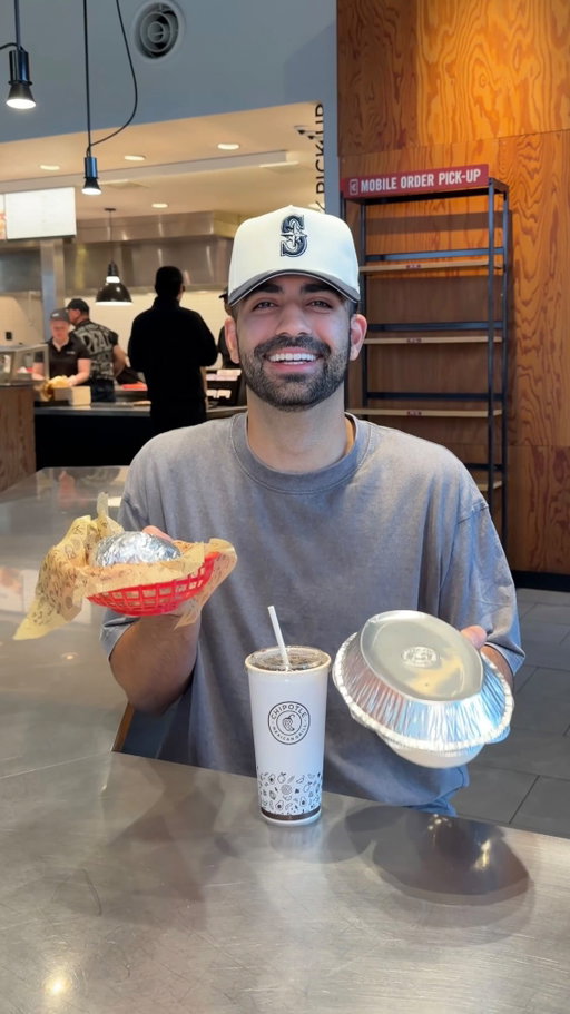 If you want free food, follow me @aminshaykho 🙌🏻 FREE Chipotle burritos and bowls on November 26 🌯 #chipotle