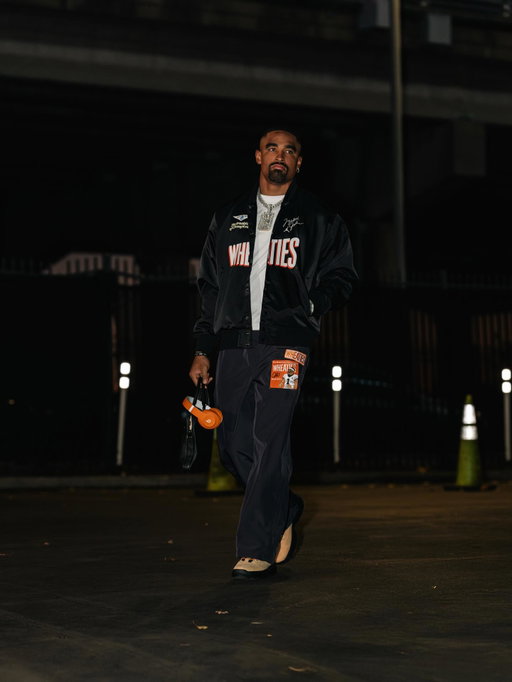 A champion’s walk. A statement fit. Jalen Hurts brought the orange-box energy to game day.

📷: @imvar