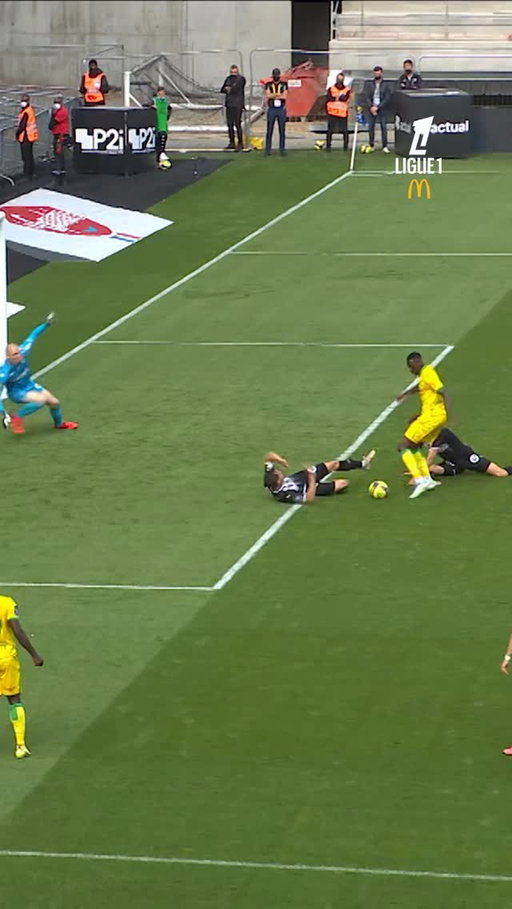 Dropping three defenders and scoring 🥶

Kolo Muani putting defenders to bed back at Nantes 😎🛏️

🎥 @ligue1mcdonalds @ligue1plus