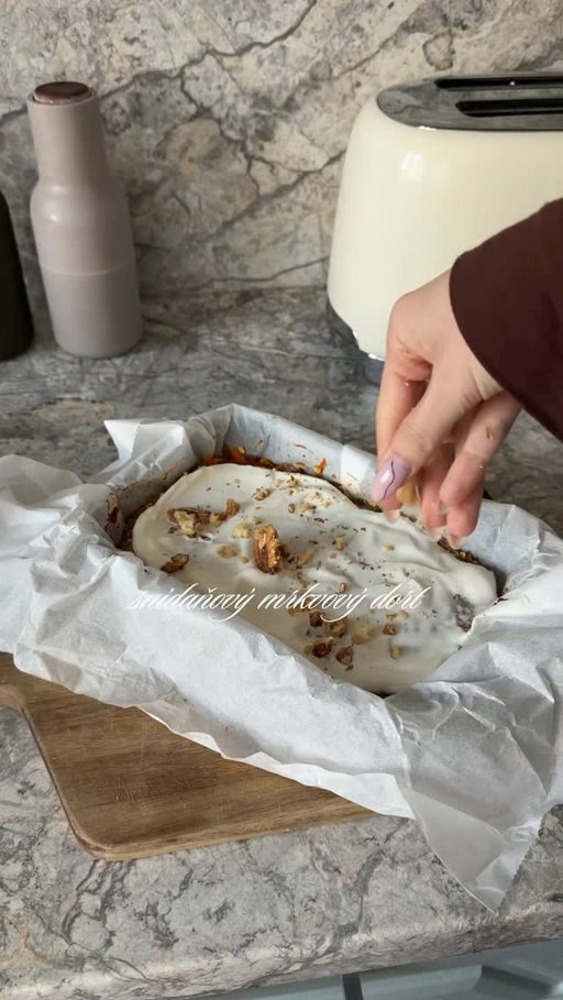 Snídaňový mrkvový dort 🍰🥕

měla jsem menší zapékací misku na větší udělej z 2 dávek 
	• 120 g ovesných vloček
	• 1 mrkev, nastrouhaná
	•.1 lžička skořice
	• 100 ml mléka (jakéhokoli, které používáš)
	• 1 lžička kypřicího prášku
	• 20 g nasekaných vlašských ořechů
	• 1.5 zralé rozmačkané banány
	• med nebo jiné sladidlo (pokuď chceš)

na polevu
	• řecký jogurt 
	• vlašské ořechy 

	• nebo múžeš smíchat řecký jogurt a cream cheese light