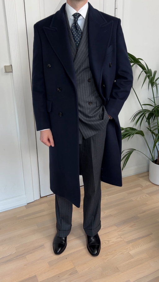Long coats are simply unbeatable.
They bring a level of elegance and structure that few other outerwear pieces can match.

A well-cut long coat elongates the silhouette, adds refinement to any outfit, and gives you that clean, timeless look season after season. And besides the style aspect, they’re warmer, more comfortable, and perfect for layering during the colder months — while still looking effortlessly sophisticated.