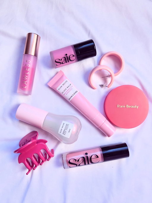 Saturday mood 💕💞🌸🎀💄
@saiebeauty @rarebeauty @lawless @glowrecipe 

#pinkvibes #pinkaesthetic #pinkmakeup #saturdaymood #pinkbeauty