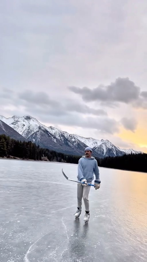 We’re so back baby🤩

🎥: @jortomedia 

•

•

•
#hockey #hockeyplayer #hockeyreel #odr #odrheaven #outdoorrink #banff #banffnationalpark #wildice #explorealberta