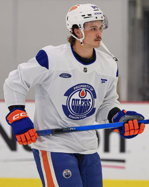 Connor Clattenburg says he’s going to “play with all my heart tonight” as he makes his @NHL debut for the #Oilers in Florida 🥹 #LetsGoOilers