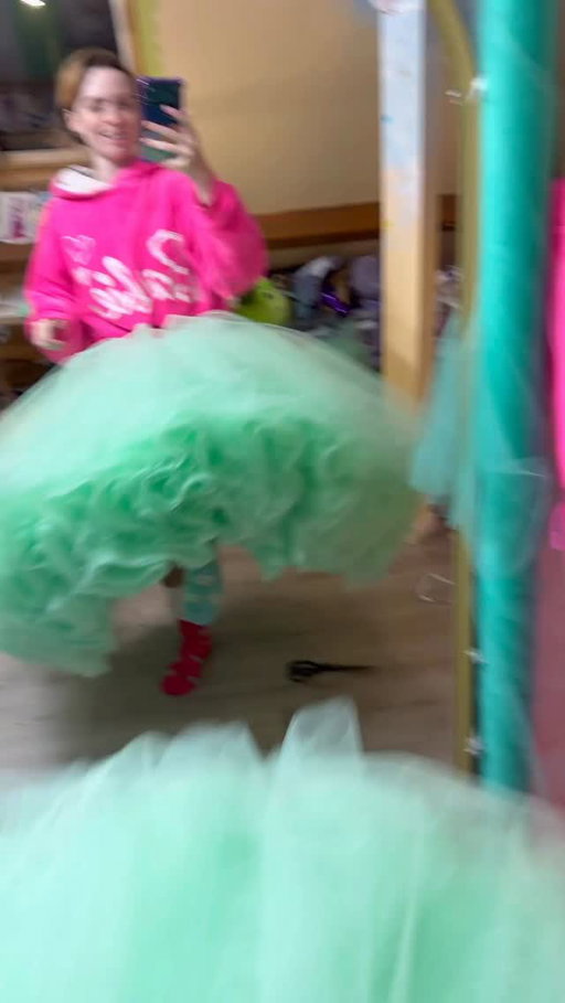 Making Glinda’s that goodness dress part 3!! 🤩💖💚

Hi so this is one of the fluffiest skirts I have ever made I used three bolts of fabric in just the flounces underneath and a total of 250 meters of tulle so far … if I did not sew it all myself I would not believe it 😅

#wicked #wickedforgood #wickedthankgoodness #glinda #glindacosplay #glindathankgoodness #sewing #fashion #diy #costume #cosplay #dress #princess