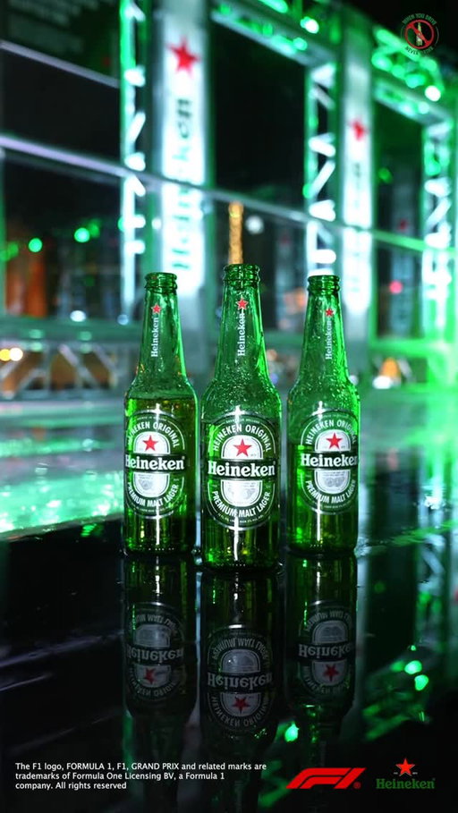 Race day deserves your full attention. Phones down, Heinekens up. 🏁💚 #Heineken #LasVegasGP