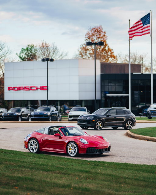 The best 2 car solution. Targa T-Hybrid and Cayenne GTS in one delivery. Congratulations to the new owner.

#PorscheDelaware #NewarkDE #PorscheMoment #911Targa #CayenneGTS