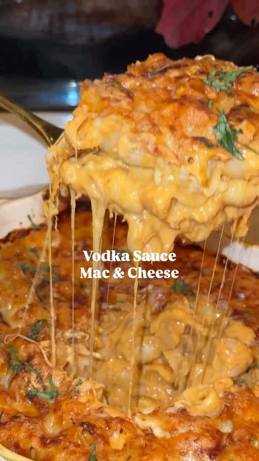 VODKA SAUCE MAC & CHEESE🔥🔥🔥🔥…the pressure was on cooking for @ryannordheimer & @emeraldcchan Friendsgiving!!! 

Comment “SAUCE” or “RECIPE” to get the full recipe sent directly to you ❤️