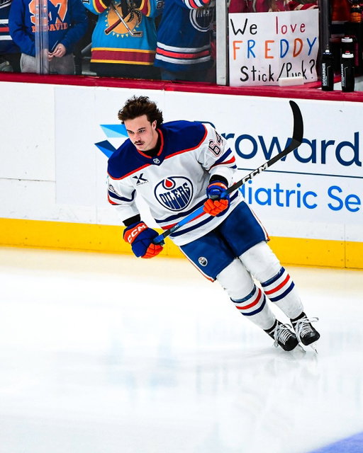 WELCOME TO THE NHL, CONNOR 🎉

Connor Clattenburg (@clatty.23) makes his NHL debut with the @edmontonoilers!

📺: @sportsnet or stream on Sportsnet+