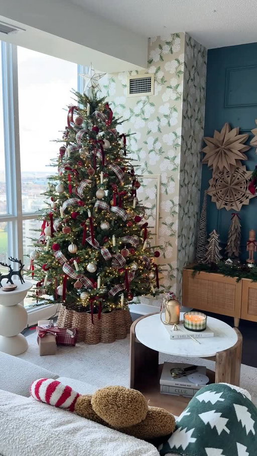 Christmas tree decorating with that iconic Ralph Lauren touch 🎄🌟 @allstylelife
