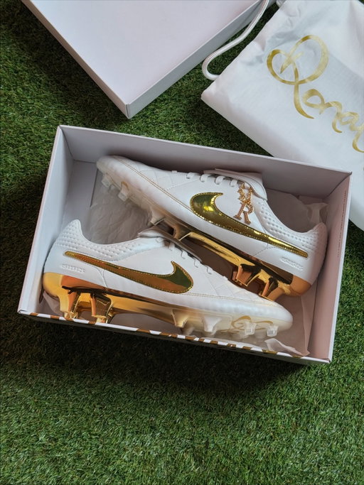 THEY’RE BACK‼️🤯 NIKE R10 TIEMPO! 🤩
-
I saw these well over a month ago on a shoot with Nike, and not being able to tell anyone was killing me!! They’re stunning!! Who’s copping a pair? 👀
-
#nikefootball #ronaldinho #tiempo #footballboots