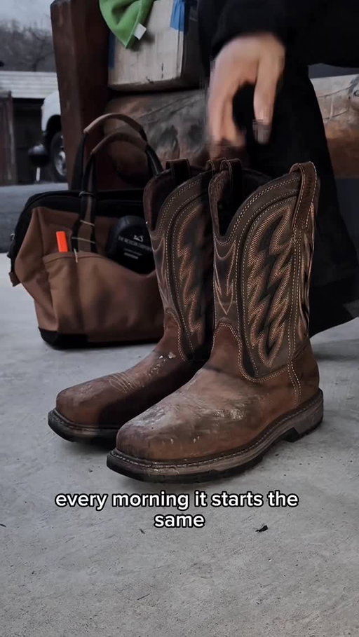 Every step tells a story.
Dust, miles, long days, and the pride of doing things the hard way.
These boots have walked through early mornings, tough cuts, and real craftsmanship, and they keep moving forward just like me.
Thanks @redwingwork for being part of the journey.

This is work built with intention, built with discipline, built with heart.

#redwingpartner #redwing #themexicancarpenter #craftedthehardway #CarpenterLife #BootsThatWork