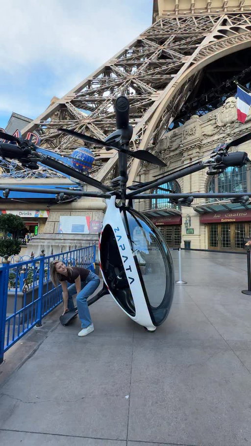 This $250,000 Zapata Air Scooter is the lightest single-person mobility vehicle…😍 Believe it or not, you don’t even need a pilot’s license to fly it! 🤯 Pre-book your flight now! 

#vehicles #flying #vegas