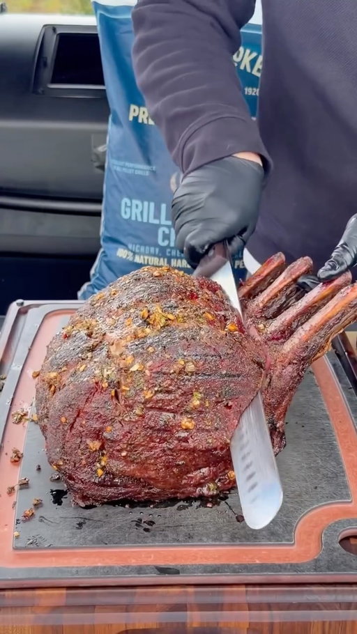 This Garlic Herb Prime Rib cooked on the @kingsford new Craftsmoke Pellets 💪🏻They’re smoky and packed with flavor 🔥
.
Kingsford’s bringing their passion for unmatched flavor to pellets using premium, small-batch, 100% natural hardwood that’s cheaper per pound than other options.
.
You can find their Pellets are available now on Amazon and you have GOT to try these  #KingsfordPartner