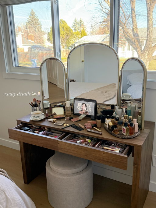 details on my dream vanity 🕯️🪞

*canadian girl friendly*