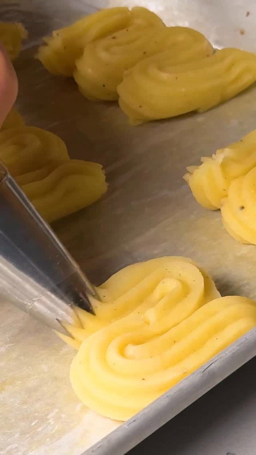 @alexaweibel’s Squiggly Duchess Potatoes are showstoppers ~~~ and the recipe is free at the link in bio now!