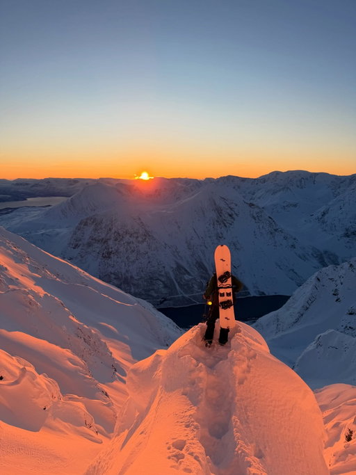 There’s something special about that final ray of sunlight before the polar night settles in 🌄