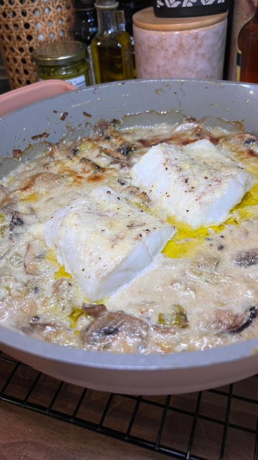 🍄‍🟫One-pot de cabillaud aux poireaux & champignons 

Pour environ 3 personnes 

- 2 blancs de poireau
- 500g de champignons 
- Huile d’olive
- Sel, poivre 
- 2 gousses d’ail 
- 250g de crème liquide 
- Zeste de citron 
- Parmesan râpé 
- Fleur de sel 
- 250g de dos de cabillaud ou autre poisson

Cuisson au four environ 10 à 15 min à 180 degrés, selon l’épaisseur du poisson.

Tips: Je pense qu’en ajoutant des noix de cajou concassées ça aurai été trop trop bon en topping 😄

Enjoy ❤️

#onepot#onepotmeal#fish#recipe#recettefacile#foodies#recetterapide#winterrecipes#mushroom#instafood