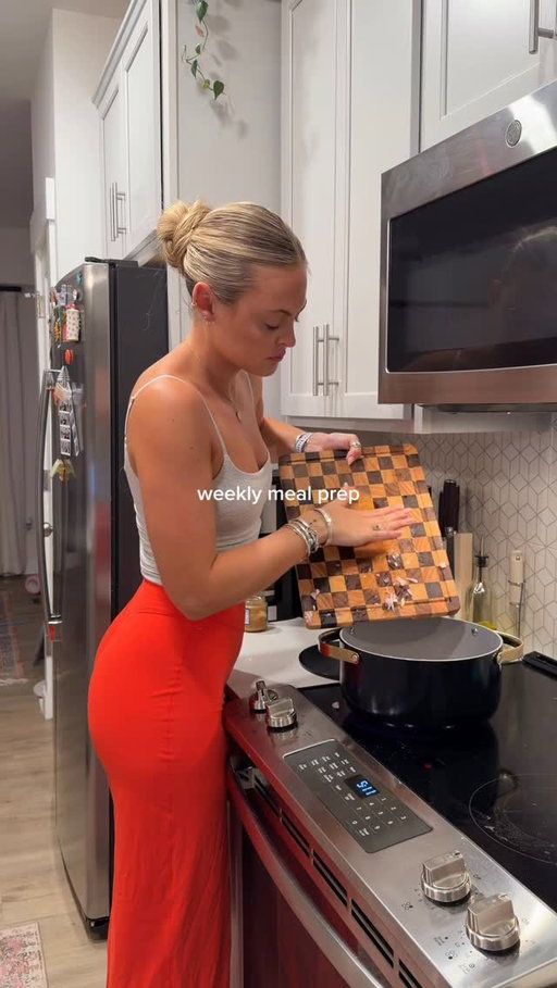 one pan meal prep 🧚🏼‍♀️pesto orzo with chicken meatballs 

save to try!!! ~45g of protein per serving !!! 

I offer personalized meal + exercise planning, click the 🔗 in my bio to apply🤸🏼‍♀️ 

what I used : 
2 packs chicken meatballs- I used @amylufoods 
2.5 cups uncooked orzo - I used @eatbanza 
3.5 cups chicken broth 
juice of 2 lemons
1 shallot
4 cloves garlic
olive oil
salt, pepper, garlic powder, onion powder
parsley, spinach, + parmesan

#mealprepsunday #mealprepideas #highprotein #healthyrecipes #easymeals #fitnessfuel #simplemeals #highproteinmeals #highproteinrecipes #mealideas #mealprep