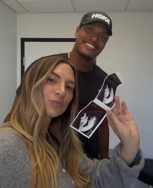 first trimester ✨🥹🩷💙
this pregnancy is so different / no nausea, reallly tired, extremely hungry, and can cry on demand 
we already love you so so much