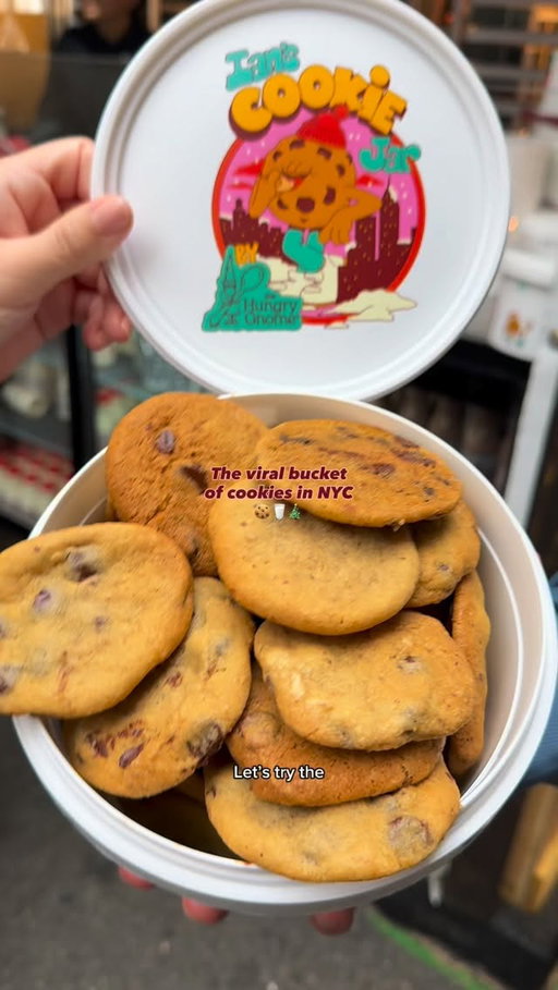Finally got my hands on this epic bucket of 40 freshly baked cookies and it is cookie + milk heaven‼️🍪🥛

📍 @ianscookiejar at @urbanspacemarkets herald sq!

#ianscookiejar #thingstodoinnyc #nyccookies #cookies #nycchristmas #nycholidays #holidaycookies #cookiebucket #nycfood #viral #nycholidaymarket