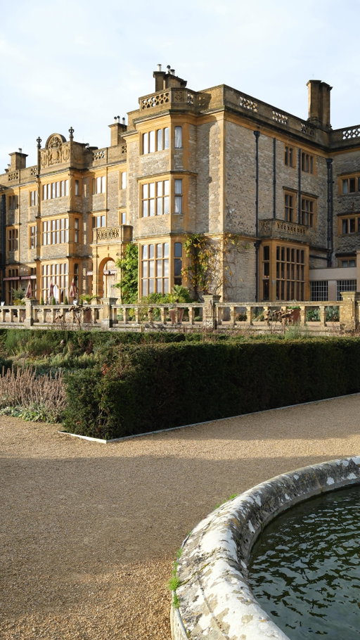 Syd and I just celebrated our 17th wedding anniversary in the Cotswolds—a place that feels like pure magic every time we return. 🤍