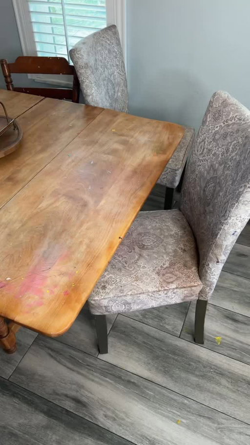 Refinishing our dining room table and painting the chairs #refinishedfurniture #diningroommakeover #furniturediy