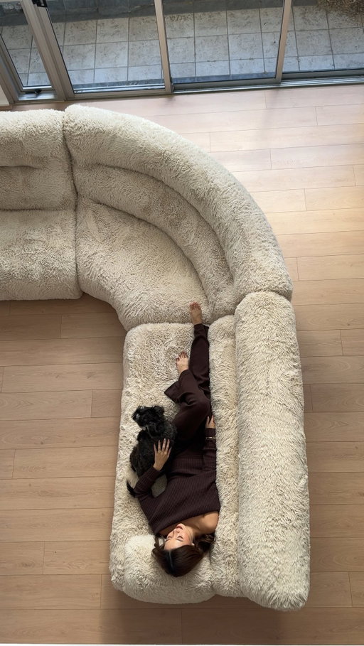 #ad our dream modular sofa has arrived and she can change clothes 🤎 meet our new 1978 High Back Sofa from @kingliving 

obsessed with:
☁️ the interchangeable and machine-washable covers. a fresh look whenever we feel like it without having to change the sofa itself

☁️ being able to configure the sofa however we ‘d like + the removable armrests

☁️ the supportive high back frame for the best living experience

covers: Yowie (Natural) and Leura S (Caramel) 

so excited to show you how we’re going to continue to transform our space! up to 60% off selected designs, ends December 7.

#KING #KINGliving #homeinspo #homedeco