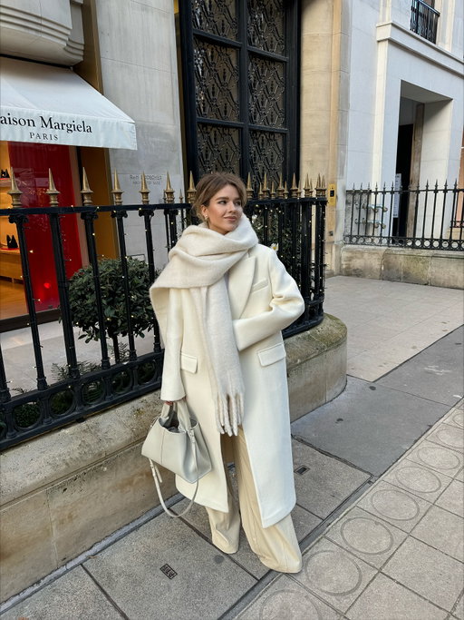 Winter Outfits Inspo✨
Больше вдохновения — в тг sophistiqué 

10 sophisticated winter looks in timeless neutral tones — от сливочного и молочного до графитового и тёплого бежа — зима любит нюд и спокойную палитру.

Меховые шубы и уютные манишки,
кашемировые пальто и структурные шерстяные пиджаки — лучшие союзники в создании элегантных, тёплых и безупречно собранных образов.

#parisianstyle #ootdinspo #styleinspo #winteroutfitideas #winteroutfit #oldmoney