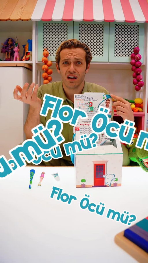 Flor, doğru yaş grubu ve doğru miktarda kullanıldığında çürük riskini ciddi şekilde azaltan en güvenli ve en çok araştırılmış mineralidir 💙
NEDEN GEREKLİ?
🦷 Çocukların diş minesini güçlendirir.
🛡️ Asitlere karşı bir koruma kalkanı oluşturur.
🍭 Şeker ve atıştırmalıkların açtığı minik zayıflıkları onarır.
📉 Bilimsel çalışmalar, florlu macun kullanan çocuklarda çürük oranlarının %30–40 daha düşük olduğunu gösteriyor.
PEKİ GÜVENSİZ Mİ?
Hayır. Çünkü:
👉 Çocukların yutma riskine göre miktar ayarlanıyor.
👉 0–2 yaş pirinç tanesi kadar,2-6 yaş bezelye tanesi kadar macun yeterli
👉 Bu miktar çocuğa zarar verecek sınırların çok çok altında.
👉 Dünya Sağlık Örgütü, Amerikan Pediatrik Diş Hekimleri Akademisi ve Türk Diş Hekimleri Birliği florlu macunu güvenli ve gerekli olarak öneriyor.
Evde dikkat etmeniz gereken sadece bir şey var:
✔️ Çocuğunuza macunu siz sürün ve miktarı siz kontrol edin.
Hepsi bu.
ÖZET: FLOR ÖCÜ DEĞİL 🦷✨ #işbirliği @sensodynetr