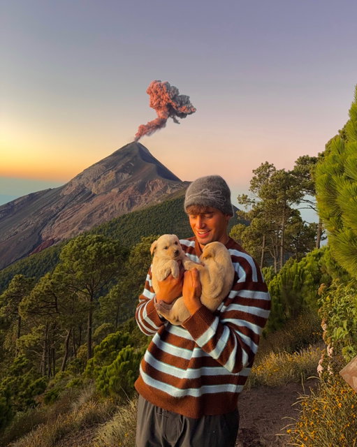 amanecer en volcán de Fuego, Guatemala 🌋🇬🇹 @visitguatemala_ @passporterapp
