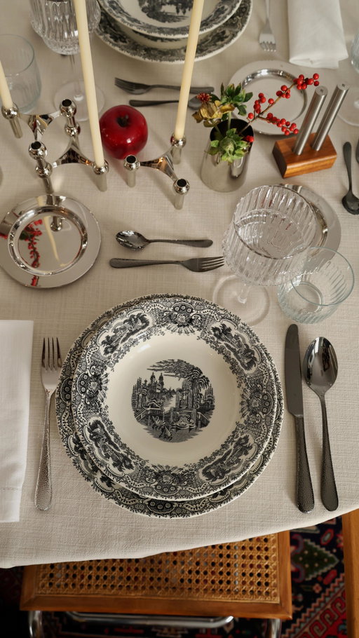 En estos días especiales, la mesa se convierte en un lugar de encuentro.

Cada gesto y cada detalle, crean una atmósfera que abraza.

Mientras preparo la mesa, la luz se refleja en cada pieza, como si guardara pequeñas historias.

El tacto del metal, el sonido suave al colocarlo… todo invita a detenerse y disfrutar.

Piezas firmes y materiales que permanecen.

Porque hay objetos como los de @wmf_spain que no solo acompañan la celebración… la hacen más cercana y más nuestra.

*publi