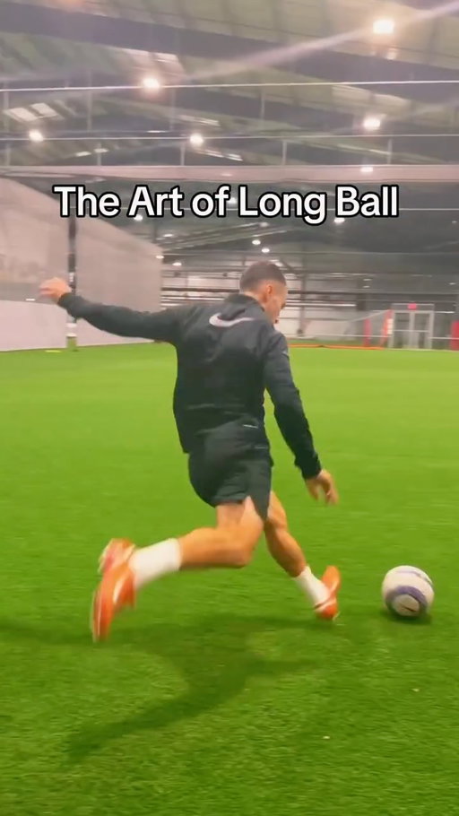 4 Fixes to Hit the Perfect Long ball 🛠️ (read below)

    1.    Use the pocket, not the toe
    2.    Approach the ball with rhythm
    3.    Solid ankle → solid strike
    4.    Follow through toward your target

#Soccer #football #soccertraining #soccerskills