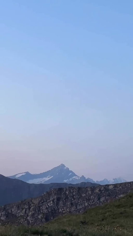 @searbs_ camped their way through Aosta’s Alpine peaks and mornings that feel like pure Italian magic 🇮🇹⛺✨ Tag who you’d take on this mountain escape!

💡 Things to Know Before You Go:
-Aosta sits between Mont Blanc, Gran Paradiso & the Matterhorn — views everywhere
-Campsites fill quickly in summer, so book ahead
-Nights get cold even in July — bring warm layers
-Amazing hikes start right from the valley
-Sunrise over the Alps is a must-see

📍Aosta Valley, Italy