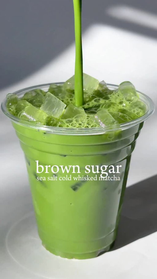 🧂🍵 brown sugar sea salt cold whisked matcha ft. @gevi_global nugget ice maker 🧊

— brown sugar syrup
— matcha ~2tsps + 80ml milk 
— whisk, then add 120ml of milk

#geviicemaker #homecafe #matcharecipes #matchalover #brownsugar #coldwhiskedmatcha