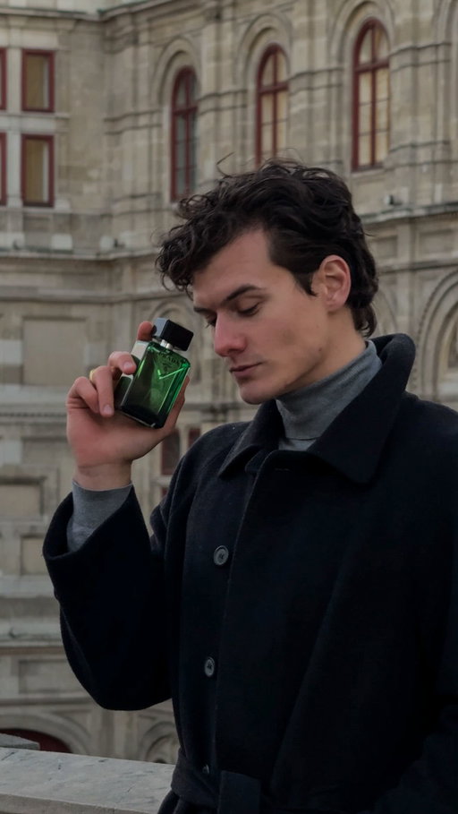 Anzeige | Where winter light meets quiet confidence, a different idea of strength begins to form.

What if there’s another way—one shaped by warmth, clarity, and evolution?

Modern masculinity, reimagined through #PradaParadigme.
.
#PradaBeauty #PradaFragrance
@pradabeauty
