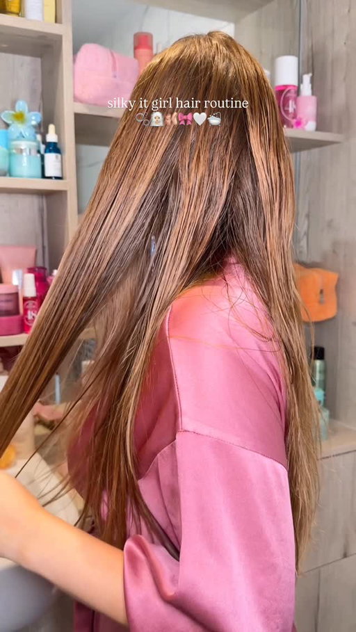 silky it girl hair routine 🫧🧖🏼‍♀️🩰🎀🤍🛁

products
@lorealparis glycolic gloss shampoo*
@shiseido tsunami premium repair mask*
@lorealparis glycolic gloss lamination*
@tangleteezer detangler brush*
@aquishair hair flip*
@gisou honey milk 5 in 1 styling cream*
@kerastase_official gloss abslu anti frizz glaze milk*
@sharkbeautyuk flexstyle*
@kerastase_official glaze drops*
@gisou wildflower honey hair perfume*

(*pr products)

#hairgloss #hairglowup #haircare #hairroutine #haircareroutine