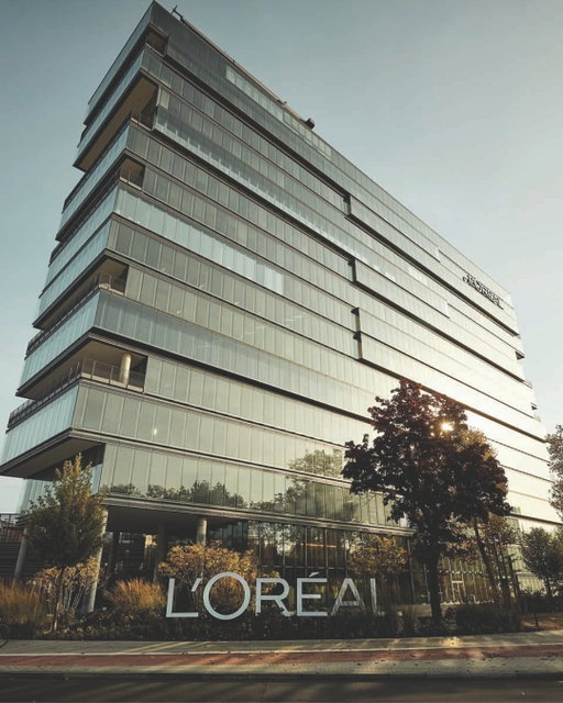 Time for an office tour! ✨ 
Welcome to the heart of L’Oréal Germany in Düsseldorf, a space designed for our teams to connect, create, and inspire.
 #LOrealGroupe #CreateTheBeautyThatMovesTheWorld