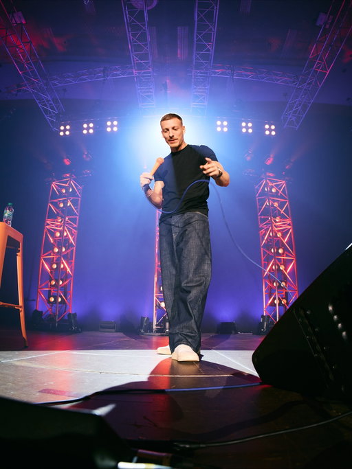 Leute, danke für die Crazy geile Herbsttour von SELL OUT! Ich werde in den nächsten Wochen bestimmt noch viel bei Hack oder sonst wo davon erzählen. 

For now erstmal: Danke an alle, die da waren (allein in den letzten 4 Wochen waren es über 100k Leute im Publikum). 
Vielen Dank für die extrem gute Stimmung und so unendlich viel Liebe bei den Shows, für das überwältigende Feedback zum neuen Material, dafür, dass ihr es meinen Openern @assanebadianee und @samuelsibilski so einfach gemacht habt, sich auf diesen riesigen Bühnen wohl zu fühlen und vielen Dank dafür, dass ihr mich bei dem ganzen Stress und Trubel immer wieder daran erinnert, warum ich diesen Job über alles liebe!

Dann natürlich noch vielen Dank an meine gesamte Crew - wir sind über 30 Personen, die von Stadt zu Stadt tingeln, damit ihr 2 Stunden lachen und den Kopf ausschalten könnt. Wirklich jede und jeder aus der Gang hat alles gegeben, um 18 Shows in 26 Tagen (geisterkrankes Pensum) in D, CH und AT durch zu ballern. Vielen Dank an Alle ❤️

Es kommen in nächster Zeit noch 2 Tour-Vlogs auf Youtube und Spotify (vielen Dank an @esncom für den Support beim Vlog) und ab Freitag gibt es noch 'ne ziemlich nice Weihnachtsaktion zur Tour im nächsten Jahr (Infos folgen 😏). Aus den Bildern von euch beim Lachen die letzten Wochen mache ich ein Story-Highlight. Gibt wirklich nichts schöneres, als Tausende fremde Menschen gemeinsam Lachen zu sehen 🥹🙏🏼

Alle Fotos wie immer von @hallomarvin 

Der Videocontent kommt von @nnoc_music und dem Neuen aka @lars_schmollt 

Ich bin sehr erschöpft und Matsch von den letzten Wochen, aber trotzdem jetzt schon hyped auf die Shows in 2026.

#SELLOUT #SOLDOUT #BESTEFANSAUFWELT #ILOVECOMEDY

@gemischteshack.podcast sendet durch und ich bin hier und da nochmal zu Gast in der nächsten Zeit!

Passt auf euch auf und seid lieb zueinander. Ich freue mich auf alles was kommt mit Euch 🙏🏼❤️