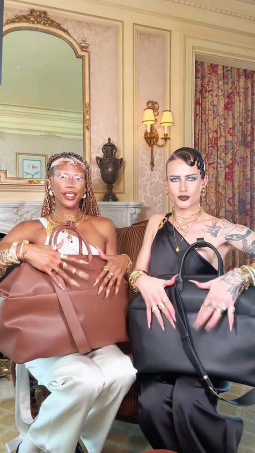 What’s in our bag challenge!!! 🥰🫶🏿🫶🏻 

Thank you so so much @beis we love you!!! ❤️✨

#whatsinmybag #fashion #makeup #besties #cute #beispartner #challenge