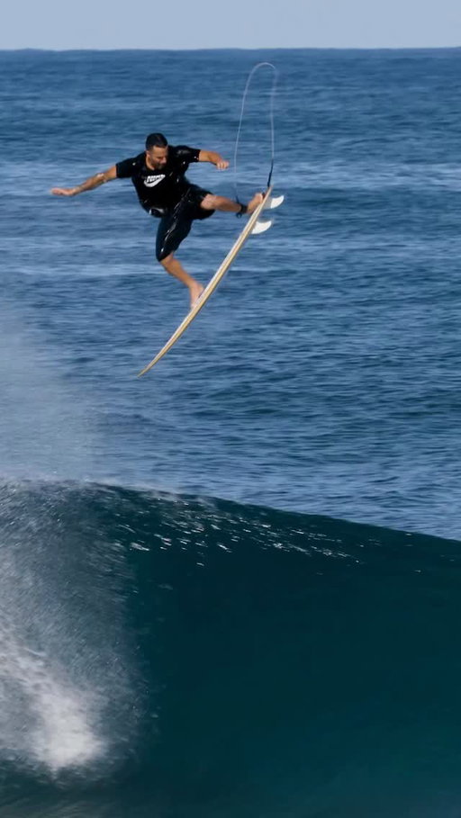 We still have no idea how @italoferreira does what he does. 🤯 #TeamOakley 🎥: @hampositive