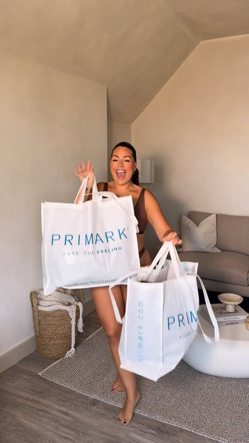 We’ve got sequins, furrr & denim😍💃👏 probably my FAVOURITE @primark try on to date 😍

The sequin shorts & the blazer have stolen the show for me, and can we talk about the peplum top…only £7.00!! But let me know what outfit is your favourite below  1,2,3,4 or 5?

Links & sizes will be added to stories & saved to “NOVEMBER” highlights 😘💕 Ad

#IWorkWithPrimark #PrimarkCreators
