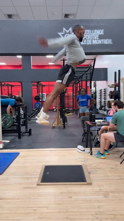 Tests de sauts avant la muscu🐇
Jumps test before lifting🐇

#fun #training #jumps #trainingpartners #montreal #adidas #adidasrunning #athletes #explore #trackandfield #lifting