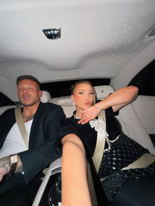 What I like most about my job is one minute we’re riding glammed up in a Rolls Royce to present an award & the next I’m slamming 5 chicken selects & a double cheese next to the crapper on the train. Please don’t ever tell me I don’t have range xoxox