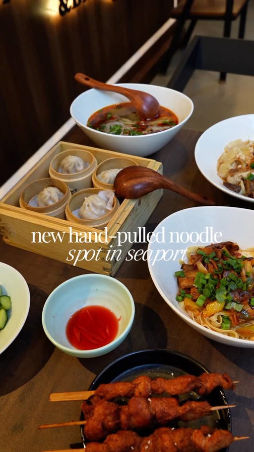 NEW HAND-PULLED NOODLE SPOT IN SEAPORT🍜 @lanner.noodlesbar 

Lanner Noodle Bar is a new spot in Seaport serving homemade hand pulled noodles! Choose any noodle dish on the menu and you can select thin, classic, flat, or wide noodles. My favorite was the beef rib chili oil with wide noodles! They’re also serving delicious soup dumplings 🥟

Check out @lanner.noodlesbar in Seaport!

📍53 Pier 4 Blvd. Boston, MA

#bostonfoodgram #boston #ilovemyboston #seaportboston #eatfamous #eeeeeats