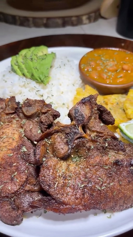 Cook with me behind the scenes, the labor of work, cooking Puerto Rican food, for a family of 4 🇵🇷