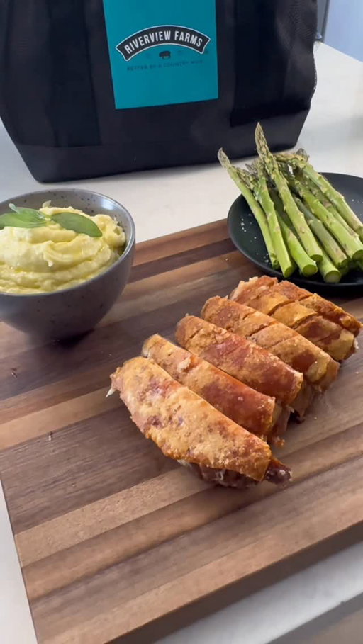 I love Porchetta, but I don’t have the time to make a full pork roast at home. BRAINWAVE! Check out my Porchetta-inspired @riverviewfarms_aus roast pork and creamy mash for a meal that Tastes Like Success. Just grab your Hot Pork Roast from the hotbox section at @colessupermarkets .

Ingredients for the mash:
1/4 cup olive oil
2 tablespoons fennel seeds
1 teaspoon minced garlic
1/4 cup whole sage leaves
50 grams butter

In a small frying pan, fry off all the ingredients, excluding butter. Once sage leaves become crispy, add the butter and once melted, take off the heat.

#RiverviewFarmsHotPorkRoast #BetterByACountryMile
#RiverviewFarms #ad #georgegeorgievski roastpork porchettainspired TastesLikeSuccess